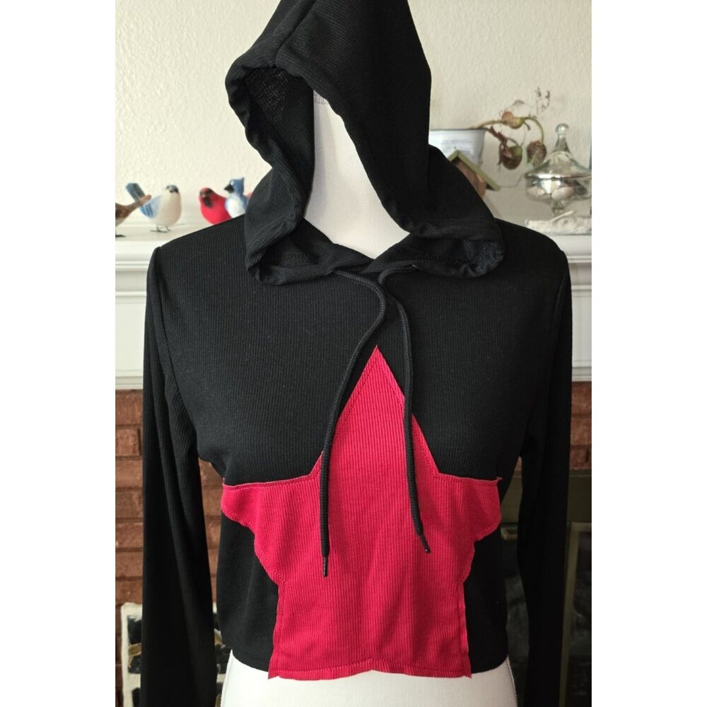 HOT TOPIC SOCIAL COLLISION Black Red Star LS Cropped Hoodie, Ribbed Large NWT